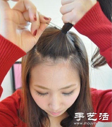 将刘海以及头顶的头发扎起一条马尾,如图所示,用橡皮筋固定.