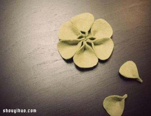 4,用热熔胶枪将大花瓣在圆片上粘合成朵