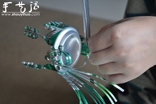 废弃易拉罐手工DIY工艺小椅子 -  www.shouyihuo.com
