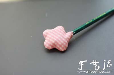 手工布艺制作装饰小花的教程 -  www.shouyihuo.com