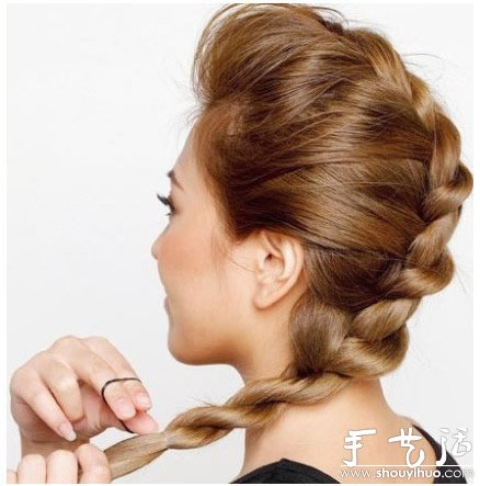 DIY简装鱼骨辫发型教程 -  www.shouyihuo.com