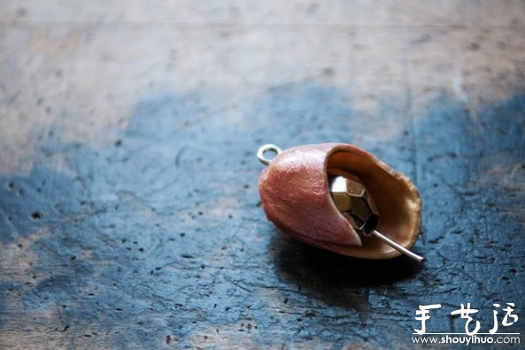 DIY手工制作开心果壳项链的教程 -  www.shouyihuo.com