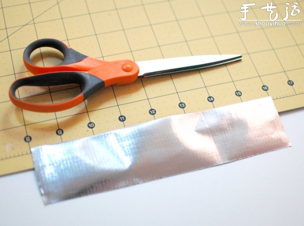 DIY超简单银色胶带手镯 -  www.shouyihuo.com