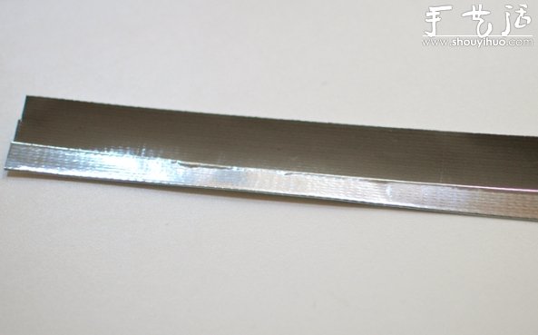 DIY超简单银色胶带手镯 -  www.shouyihuo.com