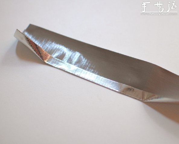 DIY超简单银色胶带手镯 -  www.shouyihuo.com