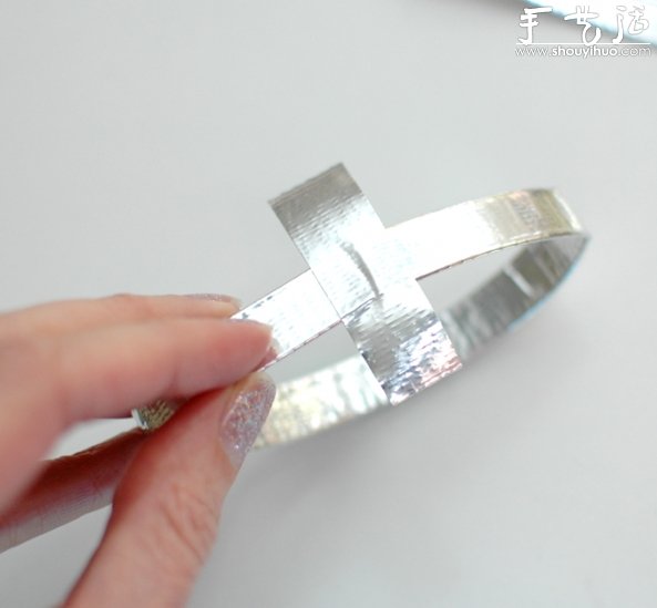 DIY超简单银色胶带手镯 -  www.shouyihuo.com