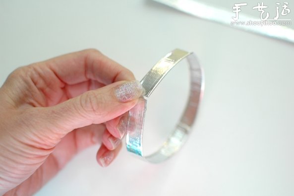 DIY超简单银色胶带手镯 -  www.shouyihuo.com