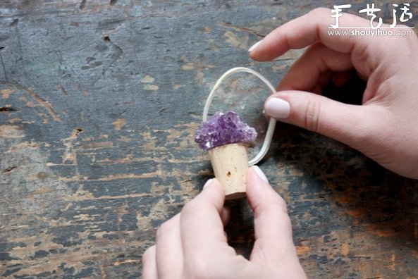 DIY红酒紫水晶效果瓶塞的教程 -  www.shouyihuo.com