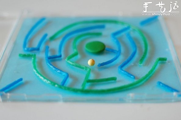 CD盒手工制作成小迷宫玩具的教程 -  www.shouyihuo.com