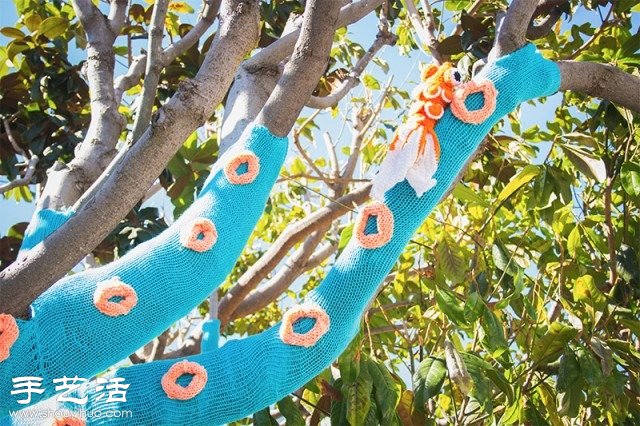 给大树DIY章鱼毛衣 让城市变得亲切美好 -  www.shouyihuo.com