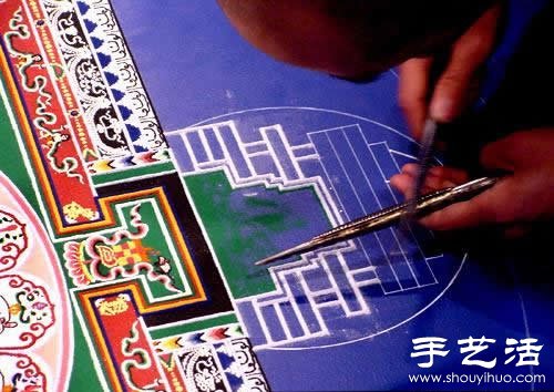“繁华，不过是一掬细沙” 沙子绘制的佛学图案  -  www.shouyihuo.com