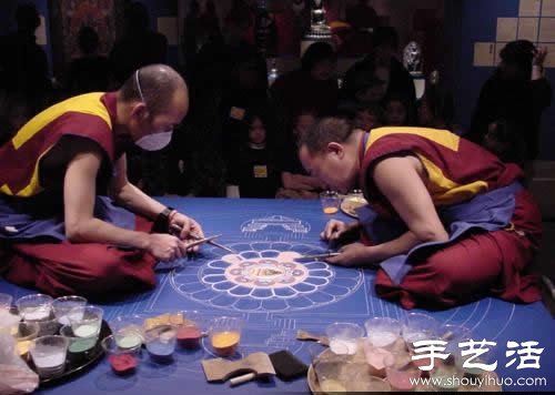 “繁华，不过是一掬细沙” 沙子绘制的佛学图案  -  www.shouyihuo.com
