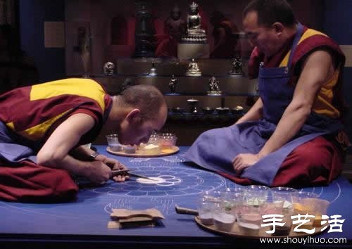 “繁华，不过是一掬细沙” 沙子绘制的佛学图案  -  www.shouyihuo.com
