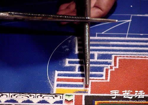 “繁华，不过是一掬细沙” 沙子绘制的佛学图案  -  www.shouyihuo.com