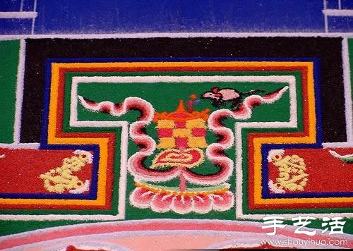 “繁华，不过是一掬细沙” 沙子绘制的佛学图案  -  www.shouyihuo.com