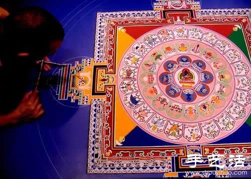 “繁华，不过是一掬细沙” 沙子绘制的佛学图案  -  www.shouyihuo.com