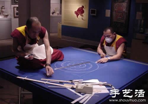 “繁华，不过是一掬细沙” 沙子绘制的佛学图案  -  www.shouyihuo.com