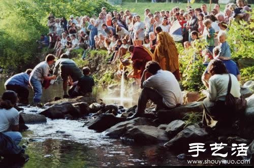 “繁华，不过是一掬细沙” 沙子绘制的佛学图案  -  www.shouyihuo.com