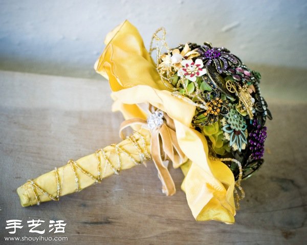 胸针手捧花手工制作教程 -  www.shouyihuo.com