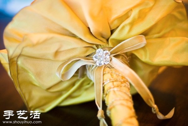 胸针手捧花手工制作教程 -  www.shouyihuo.com