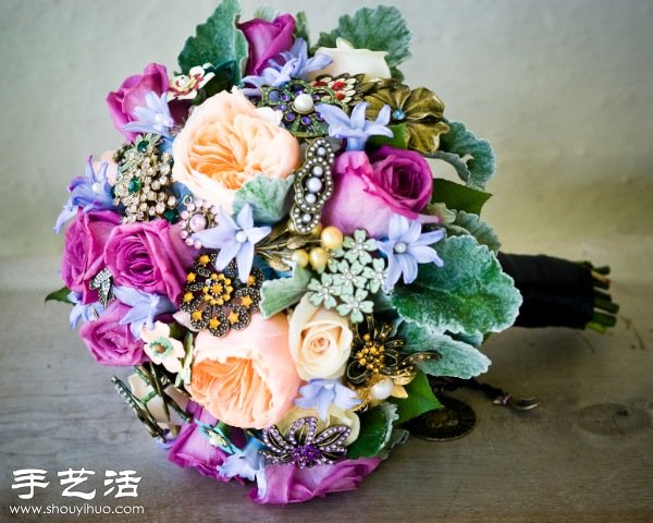 胸针手捧花手工制作教程 -  www.shouyihuo.com