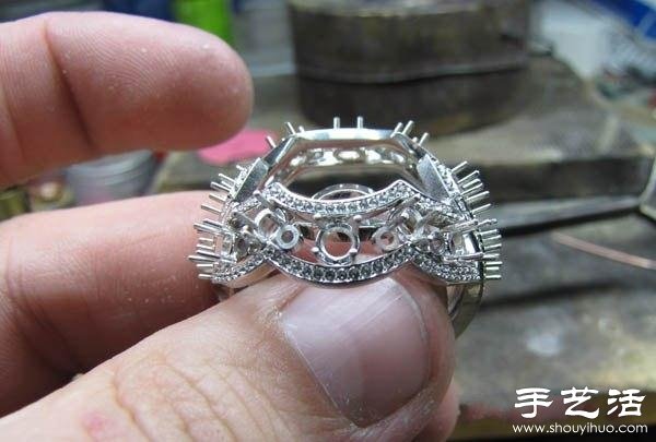 绿宝石戒指的手工制作过程 -  www.shouyihuo.com