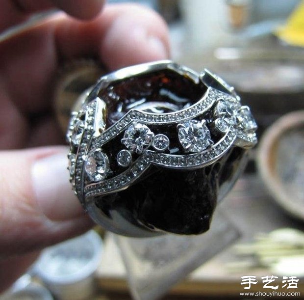绿宝石戒指的手工制作过程 -  www.shouyihuo.com