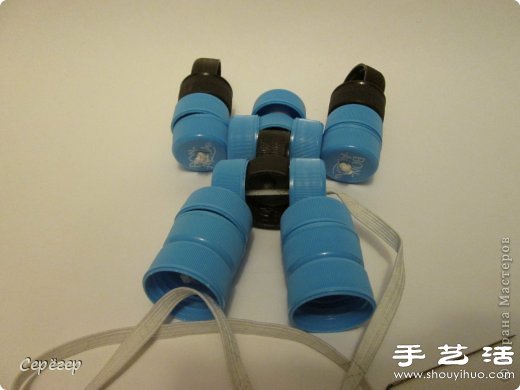 塑料瓶盖变废为宝手工制作机械战警玩具 -  www.shouyihuo.com
