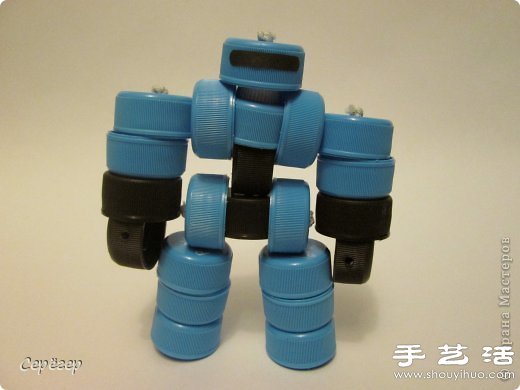 塑料瓶盖变废为宝手工制作机械战警玩具 -  www.shouyihuo.com