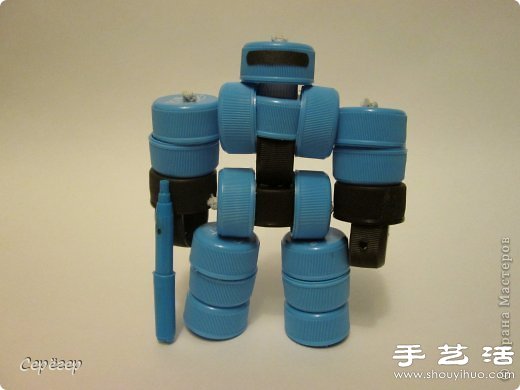 塑料瓶盖变废为宝手工制作机械战警玩具 -  www.shouyihuo.com
