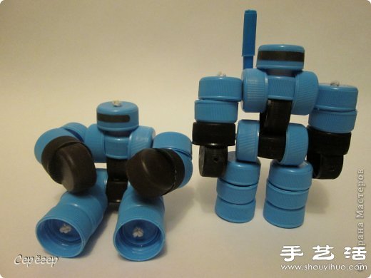 塑料瓶盖变废为宝手工制作机械战警玩具 -  www.shouyihuo.com