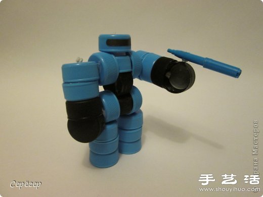 塑料瓶盖变废为宝手工制作机械战警玩具 -  www.shouyihuo.com