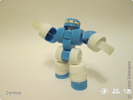 塑料瓶盖变废为宝手工制作机械战警玩具 -  www.shouyihuo.com