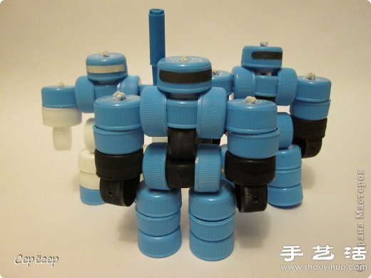 塑料瓶盖变废为宝手工制作机械战警玩具 -  www.shouyihuo.com