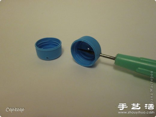 塑料瓶盖变废为宝手工制作机械战警玩具 -  www.shouyihuo.com