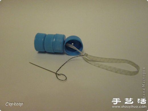 塑料瓶盖变废为宝手工制作机械战警玩具 -  www.shouyihuo.com
