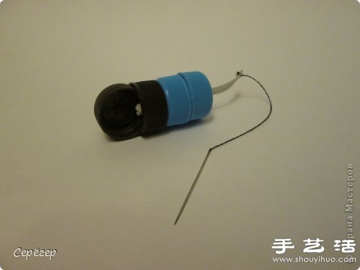 塑料瓶盖变废为宝手工制作机械战警玩具 -  www.shouyihuo.com