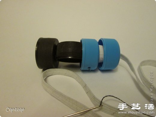 塑料瓶盖变废为宝手工制作机械战警玩具 -  www.shouyihuo.com