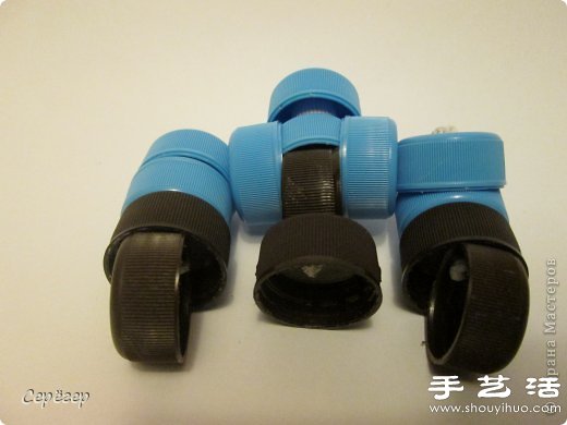 塑料瓶盖变废为宝手工制作机械战警玩具 -  www.shouyihuo.com