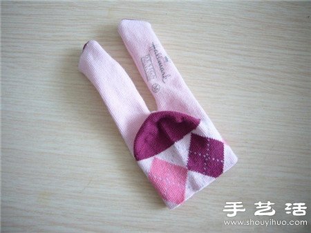 袜子+棉花+纽扣 手工制作兔子娃娃玩偶 -  www.shouyihuo.com