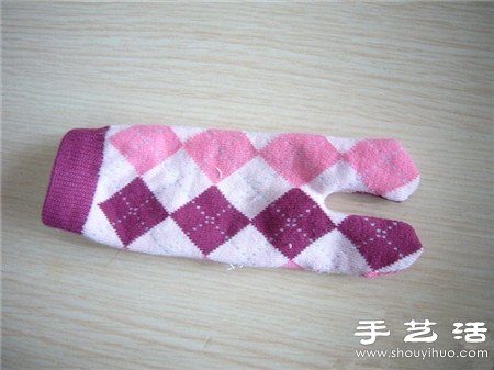 袜子+棉花+纽扣 手工制作兔子娃娃玩偶 -  www.shouyihuo.com