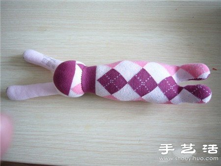 袜子+棉花+纽扣 手工制作兔子娃娃玩偶 -  www.shouyihuo.com