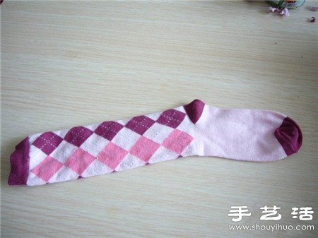 袜子+棉花+纽扣 手工制作兔子娃娃玩偶 -  www.shouyihuo.com