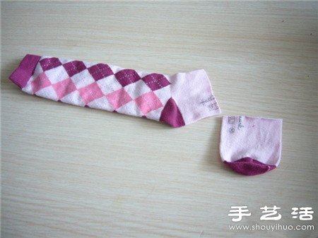 袜子+棉花+纽扣 手工制作兔子娃娃玩偶 -  www.shouyihuo.com