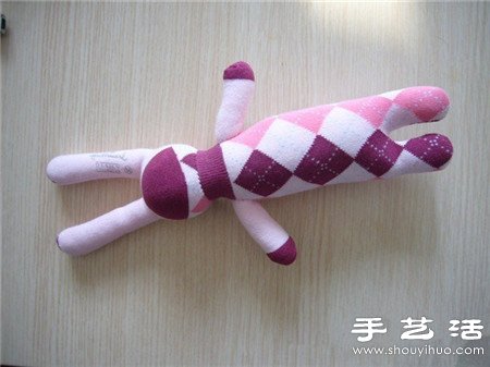 袜子+棉花+纽扣 手工制作兔子娃娃玩偶 -  www.shouyihuo.com