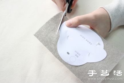 超萌手工布艺龙猫玩偶笔袋制作教程 -  www.shouyihuo.com