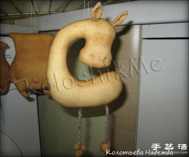 搞怪小马挂件/挂饰手工制作教程 -  www.shouyihuo.com