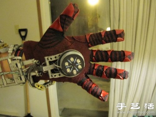 钢铁侠迷DIY可折叠成手提箱的逼真盔甲 -  www.shouyihuo.com
