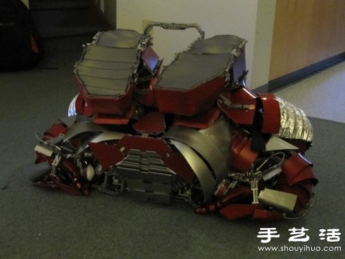 钢铁侠迷DIY可折叠成手提箱的逼真盔甲 -  www.shouyihuo.com