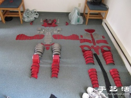 钢铁侠迷DIY可折叠成手提箱的逼真盔甲 -  www.shouyihuo.com